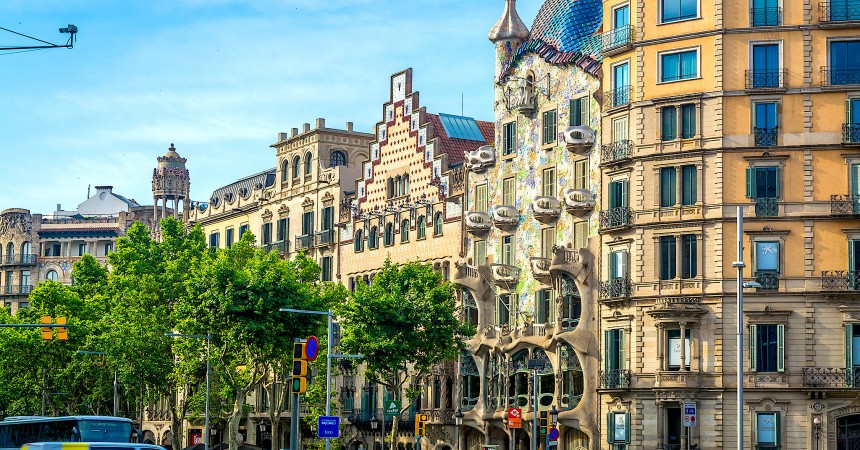 The intricate and colorful facade of Casa Batlló designed by Antoni Gaudí